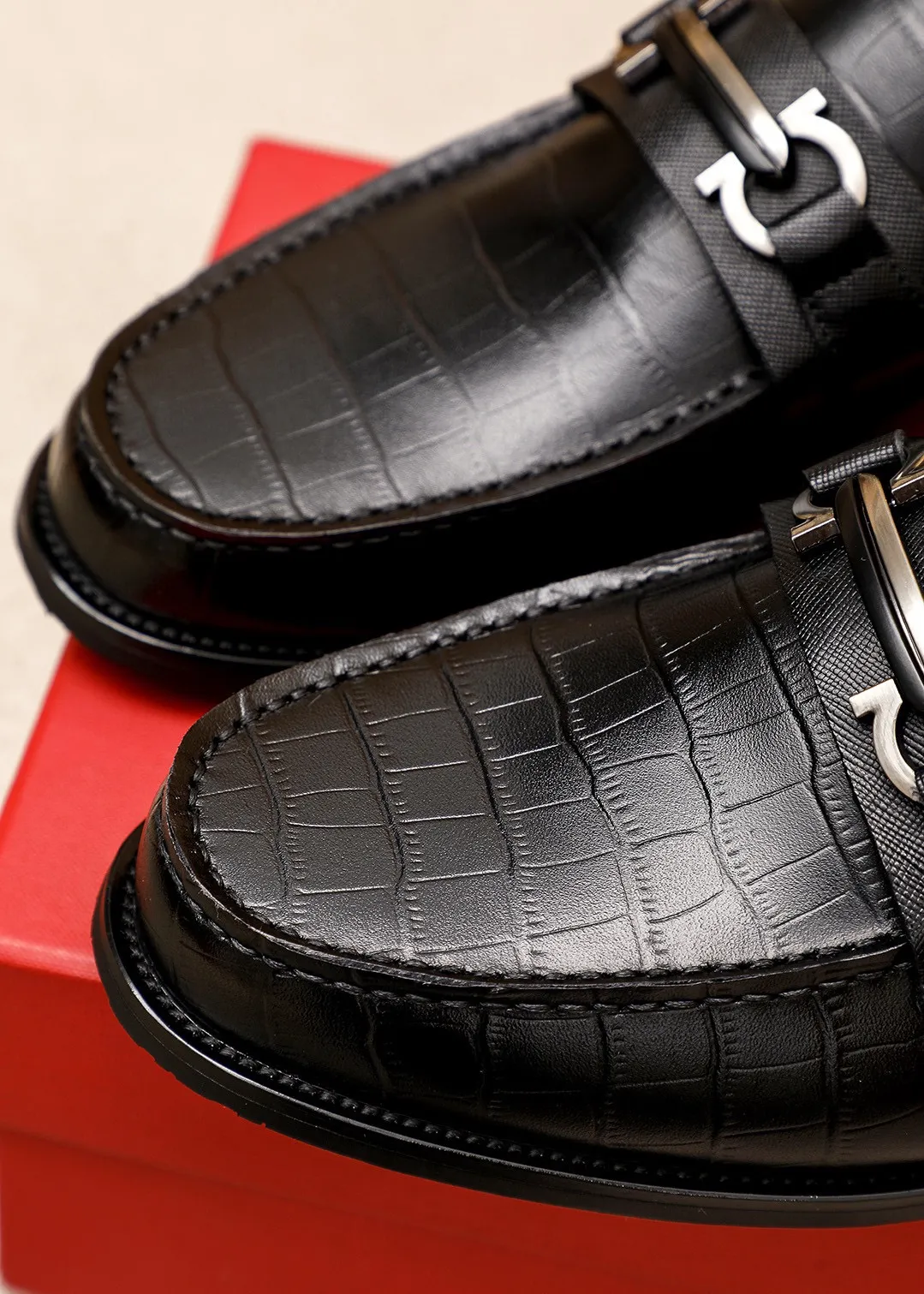 Men's shoes💰480💐 Product trademark: Ferragamo "Ferragamo" casual leather shoes Regular size: 38-44 (45.46🉑️customized) Product materials: Selected imported first-layer cowhide embossed upper + luxury hardware buckle, imported water-dyed cowhide leather lining. Strong three-dimensional visual effect, original outsole color: 1⃣️color optional
